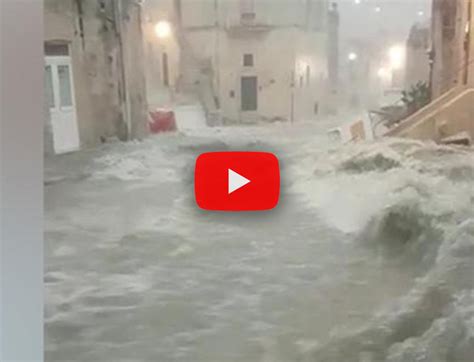 matera nubifragio|Nubifragio a Matera, cascate d'acqua nei Sassi .